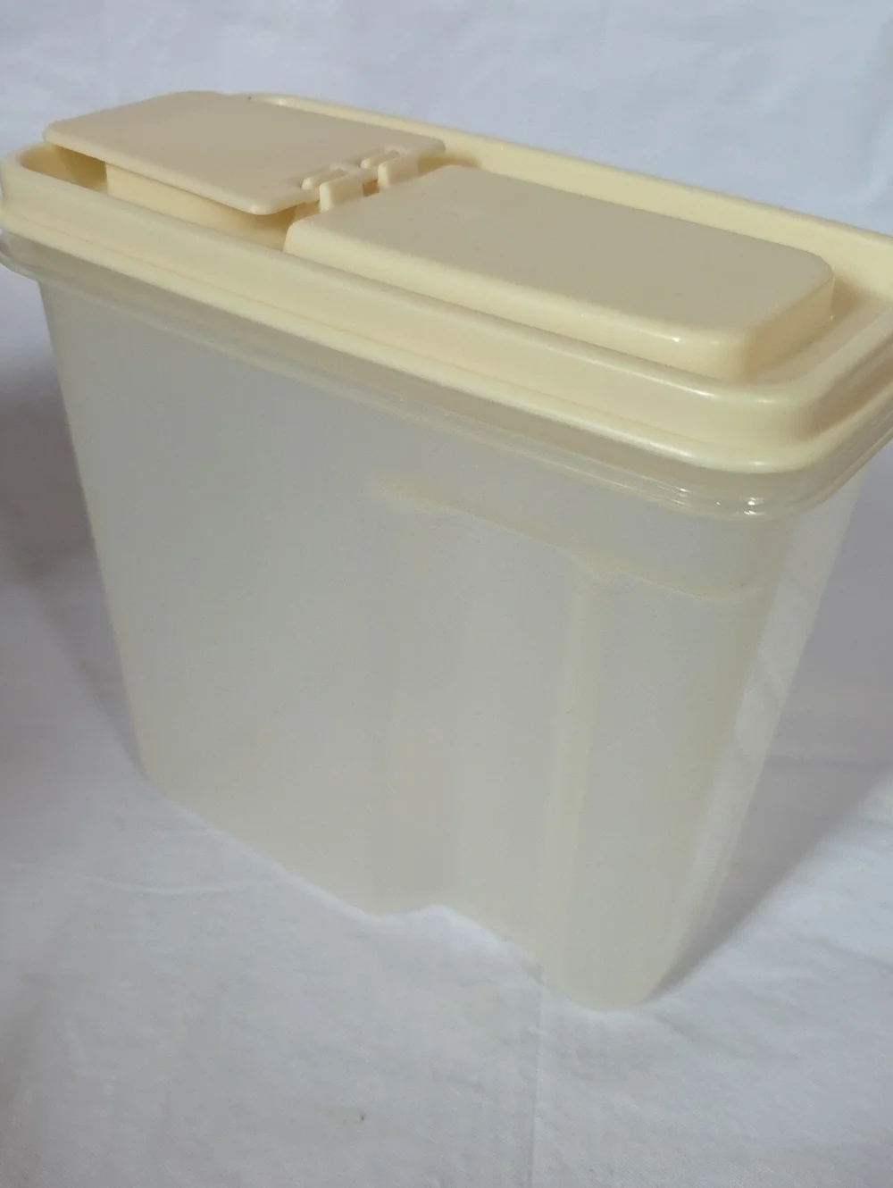 Rubbermaid VTG Servin' Saver Storage Containers 13c/4c/2qt Flip Top Lids